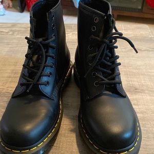 Dr. Martens Women's 1460w Originals Eight-Eye Lace-up Boot Combat